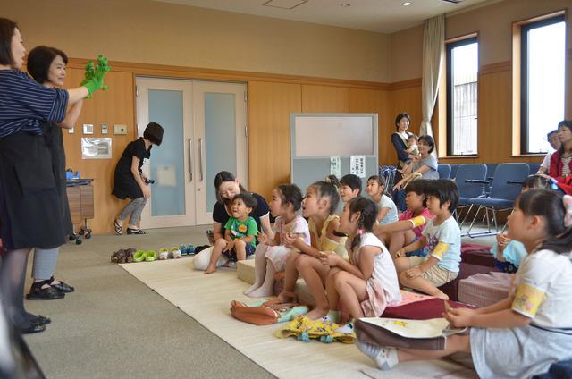 竜王図書館にてカエルの歌の合唱を聞いている子供たちの写真