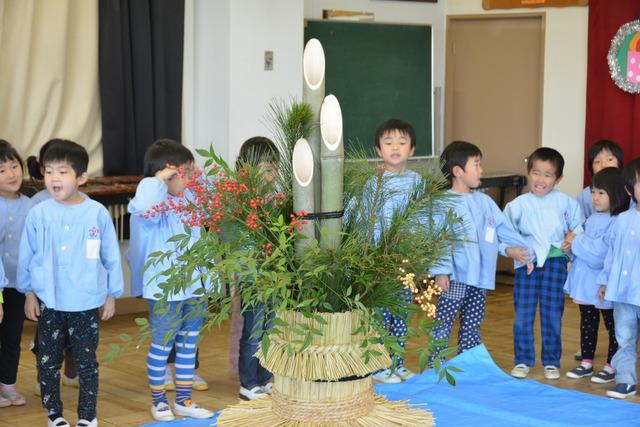 出来上がった門松と園児たちの写真