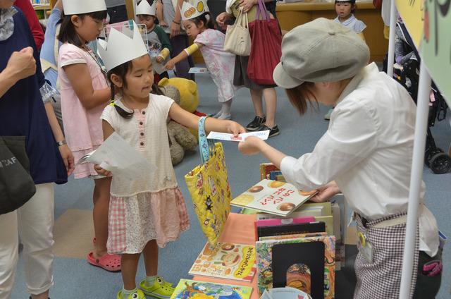 竜王図書館にて列に並んでチケットと本を交換してもらっている女の子の写真