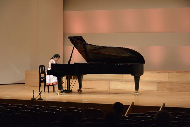 中学生の女の子がピアノを演奏している、ふれあいステージの写真