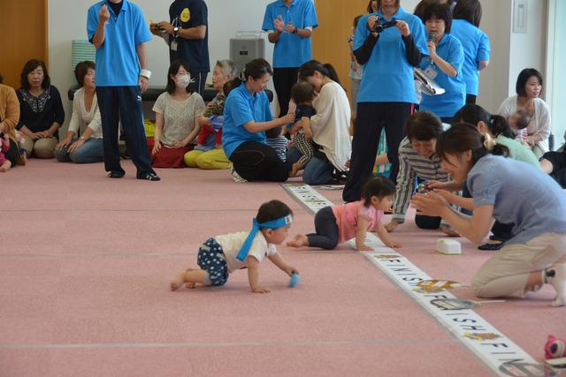 敷島保健福祉センターで小さな赤ちゃんが手を叩く母親のもとへハイハイで進んでいる写真