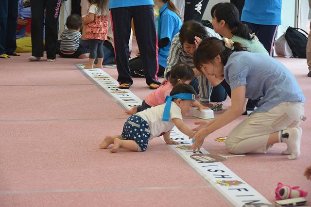 敷島保健福祉センターにて赤ちゃん二人が『ハイハイ競争』でゴールしている写真