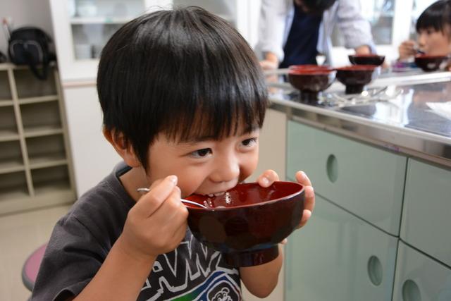 講座「キッチンで科学しよう」にて完成したゼリーを食べている男子小学生の写真