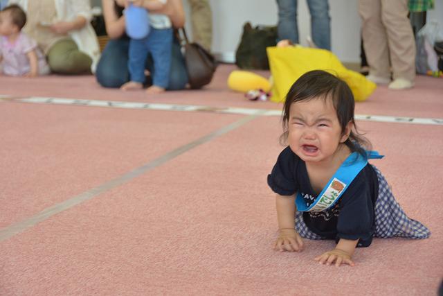 敷島保健福祉センターにて女の子の赤ちゃんが泣きながらハイハイしている写真