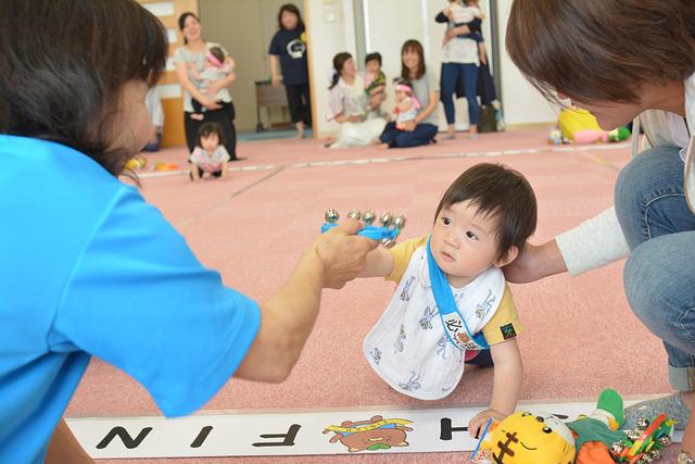 敷島保健福祉センターにて男の子の赤ちゃんがゴールの所で鈴を触ろうとしている写真