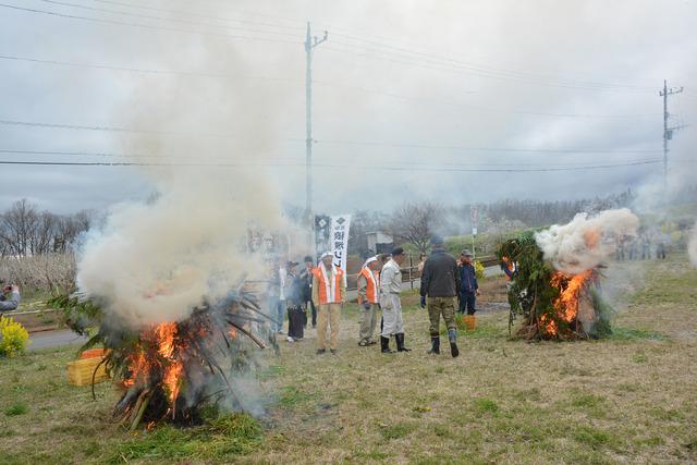 (写真)炎と煙が勢いよく上がる狼煙