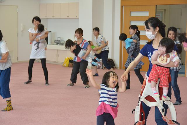 敷島保健福祉センターにて親子たちが親子ビクスをしている写真