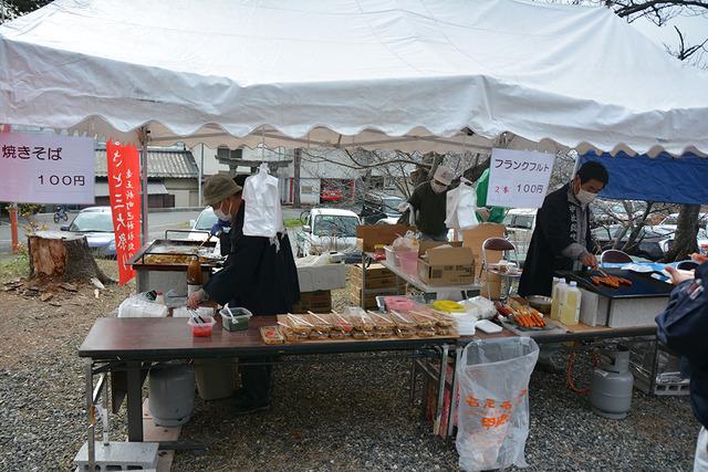 焼きそばが並ぶ地元の人たちの出店の写真