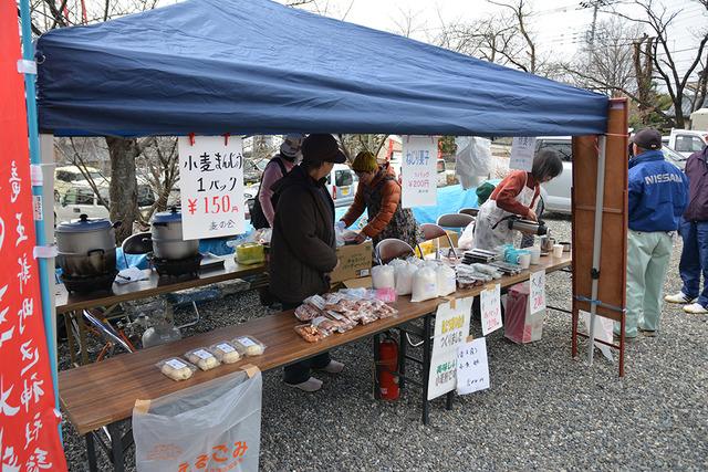 地元の人たちの出店の写真