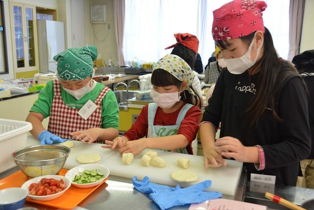 ピザ生地を思い思いの形に仕上げていく子どもたち