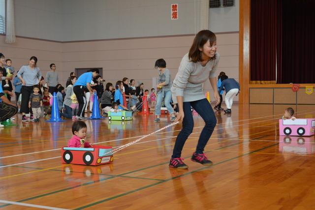 電車ごっこの様子の写真