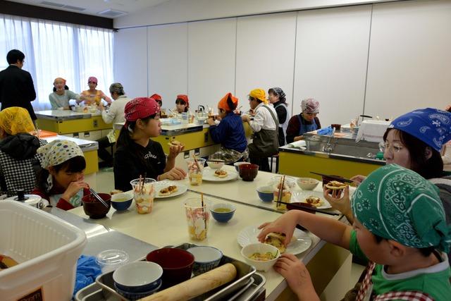 参加者みんなで作った料理を食べている写真