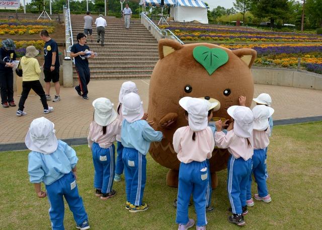 やはたいぬの周りに集まる園児たちの写真