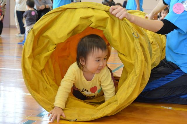 トンネル遊びの様子の写真