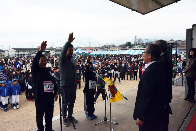 (写真)選手宣誓する3人の選手