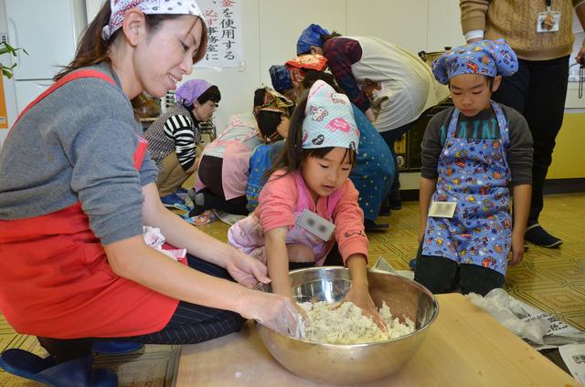 麺生地を練っている親子の写真