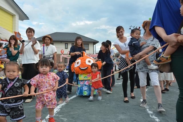 竜王西保育園の園庭にて綱をもって歩く甚平姿の幼児たちの写真