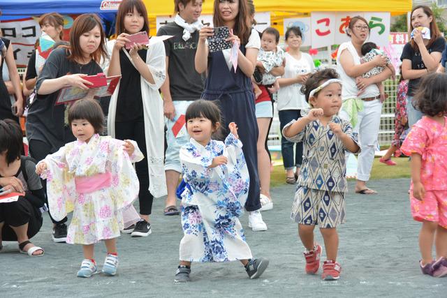 竜王西保育園の園庭にて盆踊りを踊っている園児たちの写真