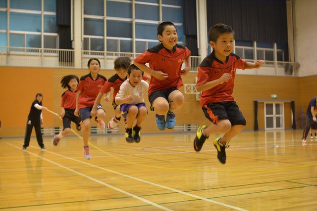 玉幡体育館で子どもたちが大縄跳びを飛んでいる写真