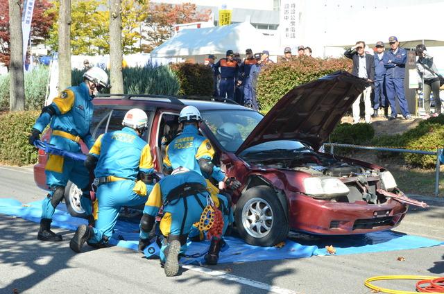 事故車両の前で作業をする隊員の写真