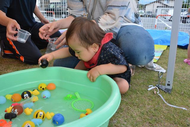 竜王西保育園の園庭にて行われた夜店でスーパーボールすくいをする男の子の写真