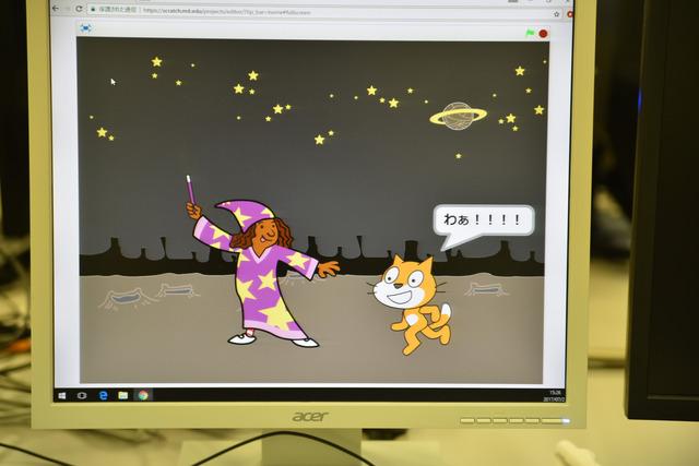猫と魔法使いのイラストがパソコンの画面に表示されている写真