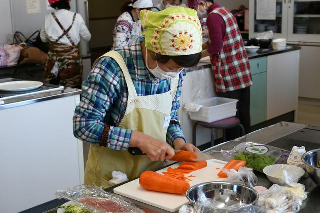 ニンジンを千切りにしている参加者の写真