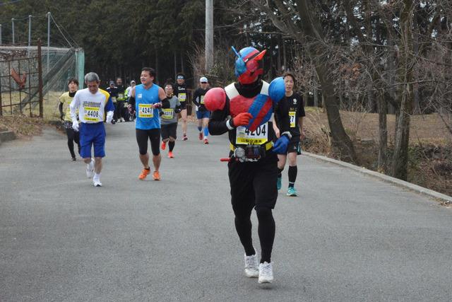 (写真)仮装して走るランナー