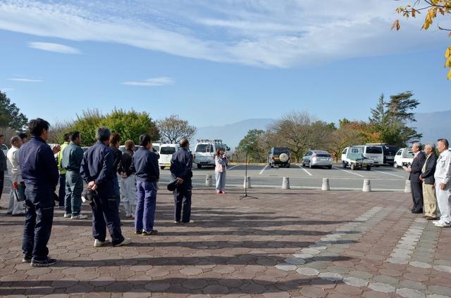 敷島総合公園にてボランティア清掃活動の参加者の方たちが集合している写真