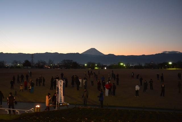初日の出を見るために、夜明け前、赤坂台総合公園に集まる人々の写真