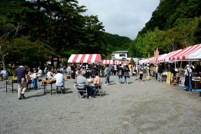 お客さんで賑わう昇仙峡ほうとう祭りの写真