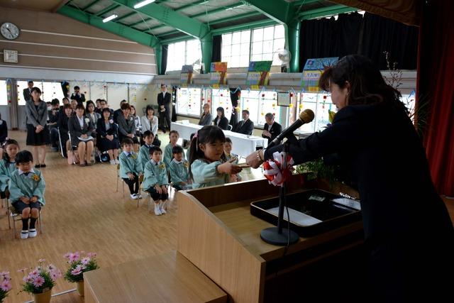 最後の園児に卒園証書が手渡される様子の写真