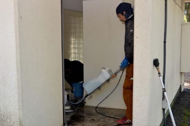 敷島総合公園にてボランティア清掃活動の方がトイレの床面の清掃をしている写真