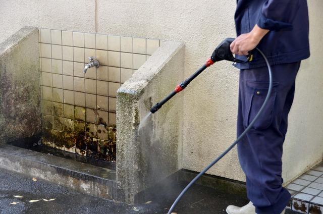 敷島総合公園にてボランティア清掃活動の方が壁の汚れを機械で清掃している写真