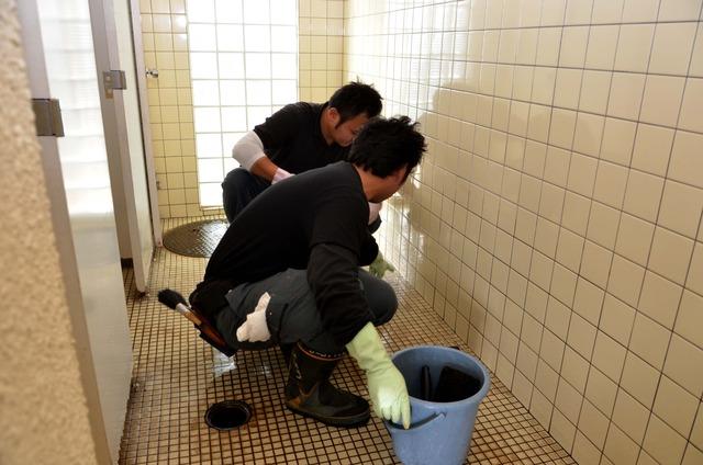 敷島総合公園にてボランティア清掃活動の方二人がトイレの床面の清掃をしている写真