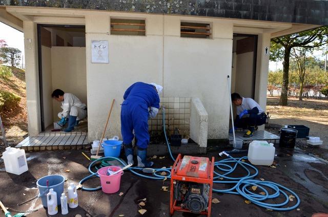 敷島総合公園にてボランティア清掃活動の方たちが便器の黒ずみ、床面の清掃をしている写真