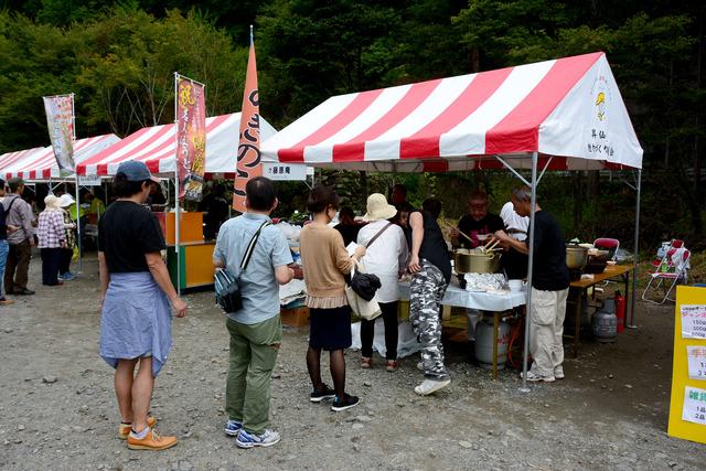 出店にお客さんが列を作っている昇仙峡ほうとう祭りの写真