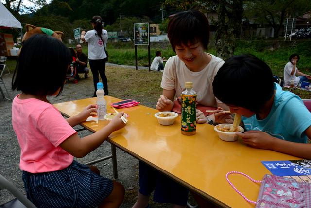 ほうとうを食べる子供たちの写真