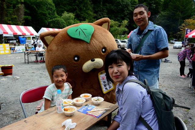 やはたいぬと記念写真を撮る家族の写真