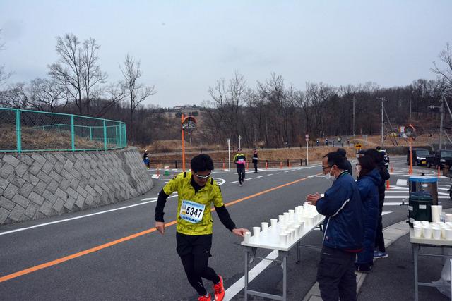 (写真)給水をするランナー