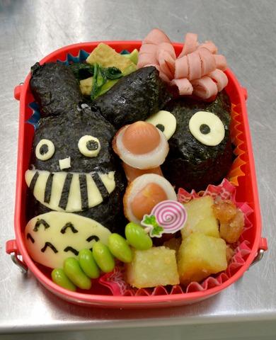 赤い弁当箱に詰められた「トトロ」と「まっくろくろすけ」のキャラ弁の写真