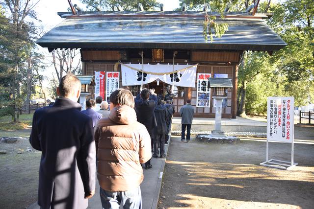 初詣に訪れた参拝客で賑わう山懸神社の写真