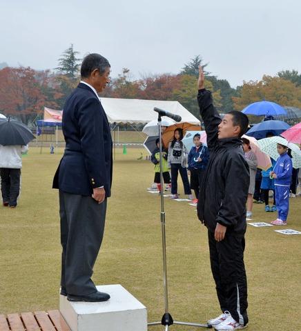 (写真)選手宣誓する前年度優勝チームの「玉幡中学校A」の北田さん