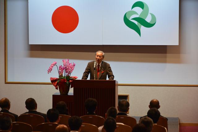 演台に立って話をする保坂市長の写真