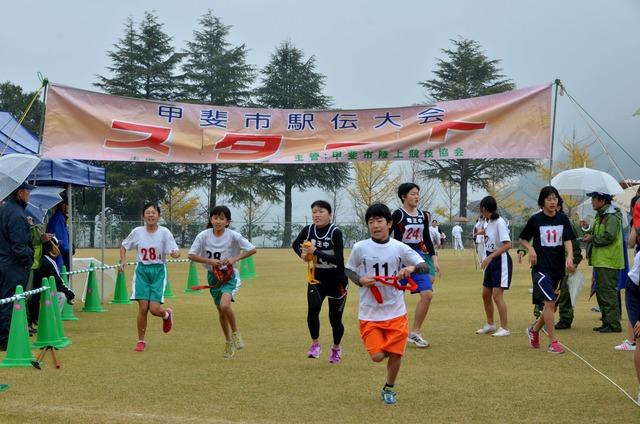 (写真)次々と襷を繋ぎ走り出す選手たち