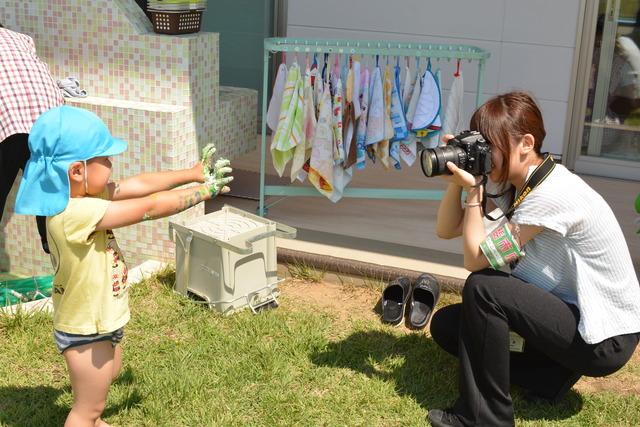 (写真)園児の写真を撮る大学生