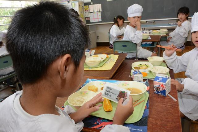 子供達が「9月1日は 甲斐市の14さいの 誕生日です」とメッセージが書かれた味付け海苔を持っている写真3