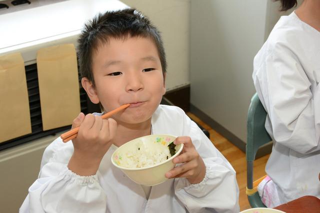 子供達がご飯を食べている写真2