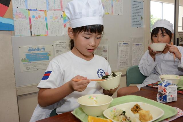 子供達がご飯を食べている写真1