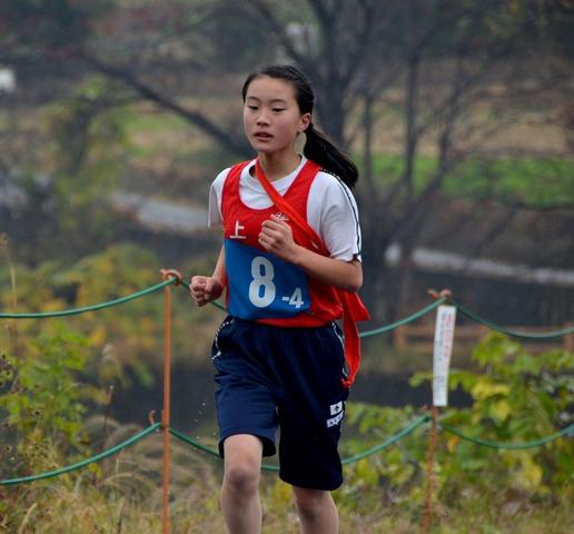 (写真)一生懸命走る女子選手